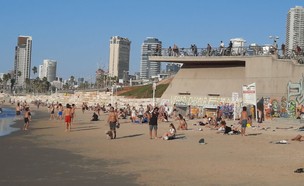 מתרחצים בחוף הים בתל אביב בניגוד להנחיות (צילום: n12)