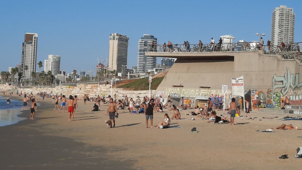 מתרחצים בחוף הים בתל אביב בניגוד להנחיות מתרחצים בחוף הים בתל אביב בניגוד להנחיות