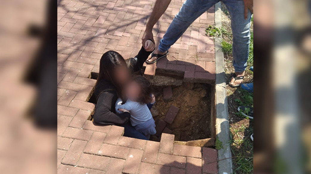 אם וביתה נפלו לבור שנפער במדרכה אם וביתה נפלו לבור שנפער במדרכה