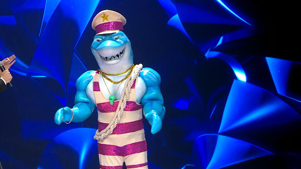 נחשף: זה המפורסם מתחת לתחפושת הכריש