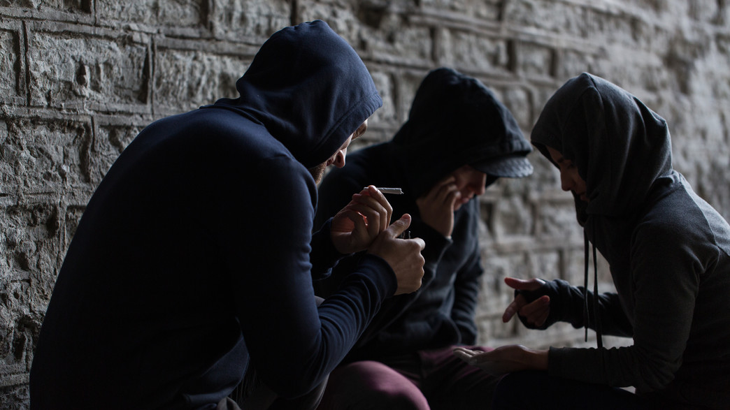 בני נוער מעשנים