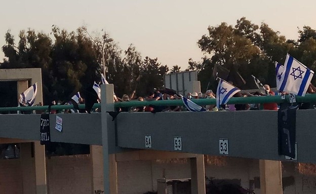 הפגנה בגשר אודים (צילום: המהד)