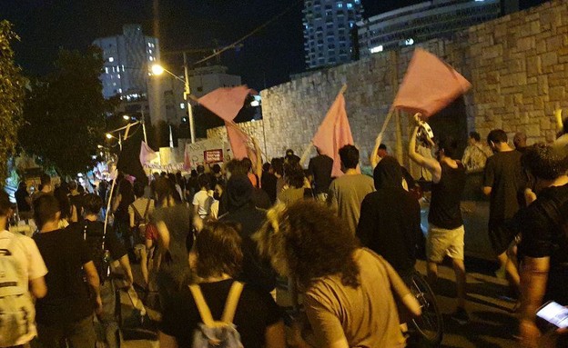 צעדת מחאה ליד בית העלמין טרומפלדור (צילום: n12)