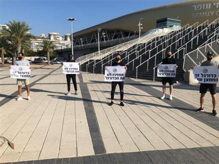 המחאה של שחקני חיפה. תעבוד? (צילום: ספורט 5)