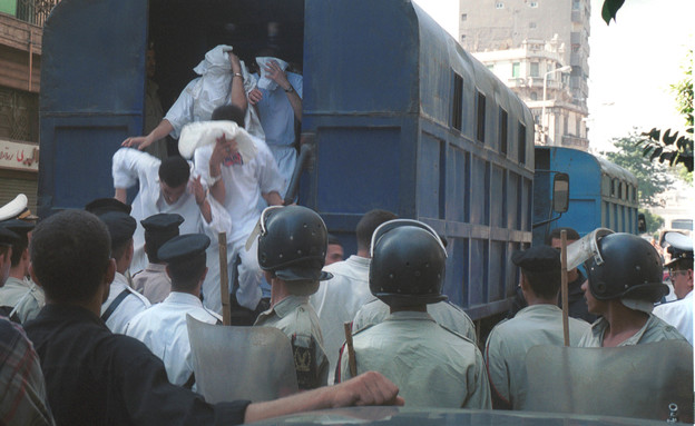 מעצר גברים החשודים בהומוסקסואליות, מצרים 2001 (צילום: Norbert Schiller, GettyImages)