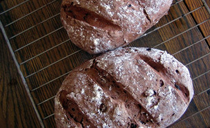 לחם שיפון עם צימוקים (צילום: יערה שרי, בישולוג - בישול עם היגיון)