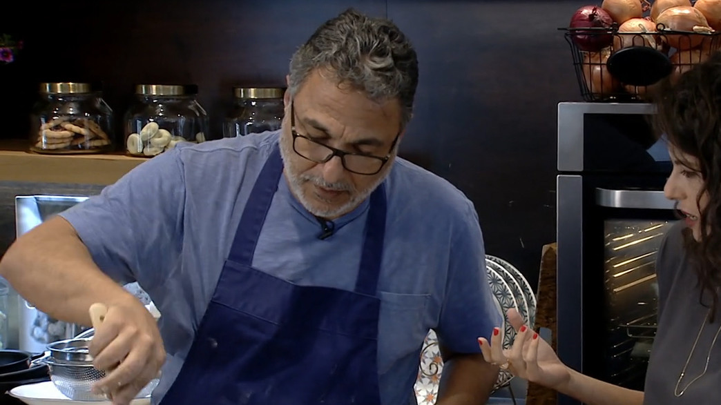 חיים כהן מכין לחם מחבת ופסטה שקשוקה