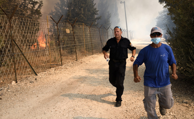 כבאים פועלים בשרפה שפרצה סמוך ליישוב בת חפר (צילום: AP / FLASH 90, גילי יערי)