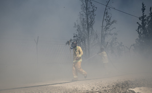 כבאים פועלים בשרפה שפרצה סמוך ליישוב בת חפר (צילום: AP / FLASH 90, גילי יערי)