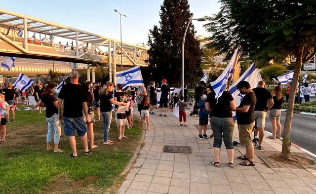 הפגנות נגד נתניהו בכפר סבא (צילום: N12) הפגנות נגד נתניהו בכפר סבא (צילום: N12)