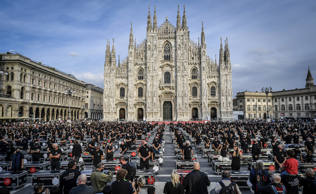 הפגנת מוזיקאים ואמנים במילאנו נגד הגבלות הקורונה (צילום: AP)