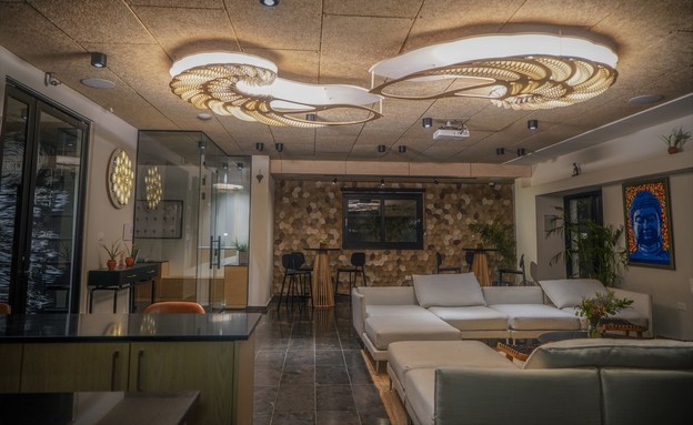 קומיוניטי, הסלון, מנורות בעיצוב מיכל לויצקי (צילום: יוסי לוי)