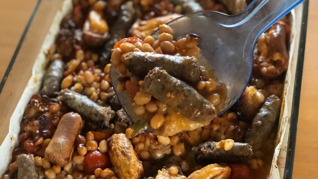 תבשיל שעועית ונקניקיות מוכן