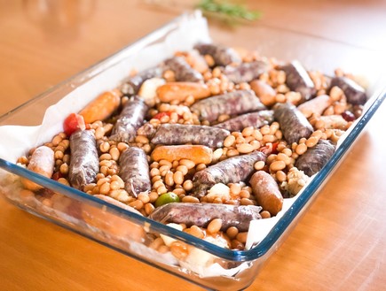 תבשיל שעועית ונקניקיות (צילום: רותם אלון גלעדי, mako אוכל)