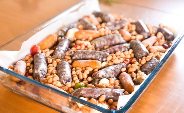 תבשיל שעועית ונקניקיות