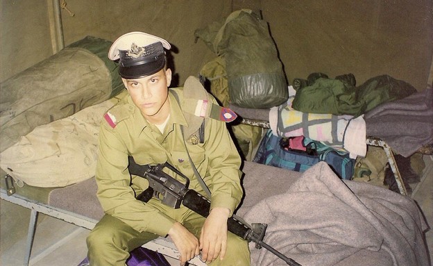 אסי עזר שוטר צבאי (צילום: במחנה, צה"ל ומערכות הביטחון)