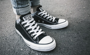 איים לרצוח מלצר בגלל שלא אהב את הנעליים שלו  (צילום: Evannovostro, Shutterstock)