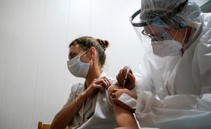 מחסנים את הצוותים הרפואיים נגד קורונה (צילום: Tatyana Makeyeva, רויטרס)