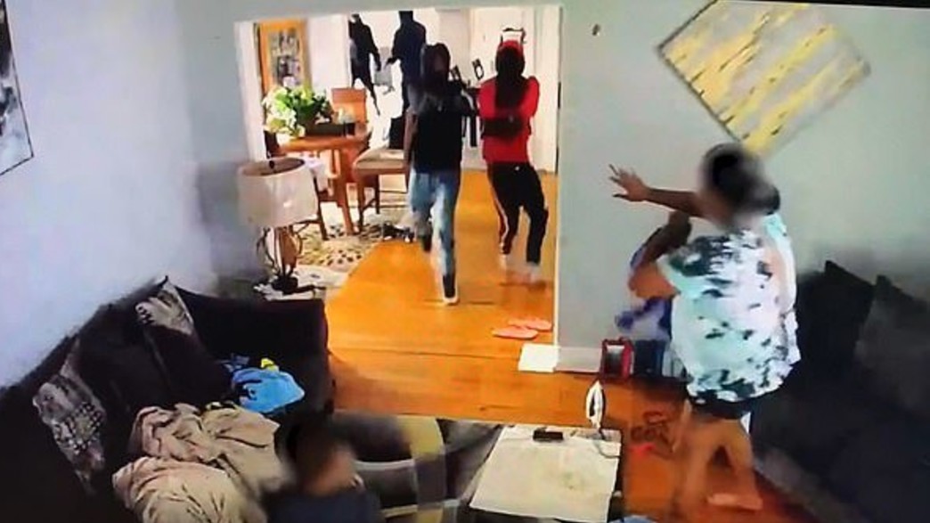 ילד מגן על אמו