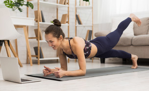 כושר בבית (צילום: shutterstock By Prostock-studio)