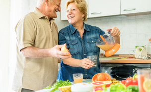 זוג מבוגר במטבח (צילום: Por DisobeyArt, shutterstock)