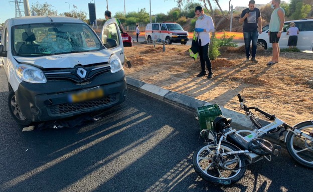 תאונה בפתח תקווה (צילום: תיעוד מבצעי מד"א)