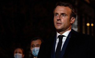 נשיא צרפת עמנואל מקרון בזירת הפיגוע (צילום: רויטרס)