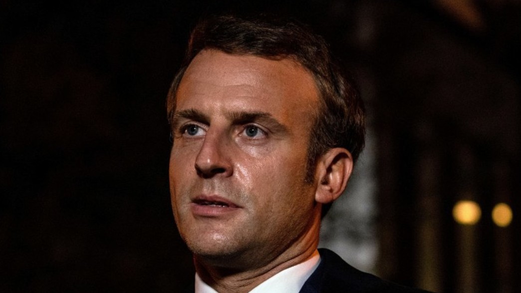 נשיא צרפת עמנואל מקרון בזירת הפיגוע