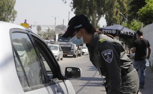 כוחות משטרה אוכפים את הסגר על לוד (צילום: איתן אלחדז/TPS)
