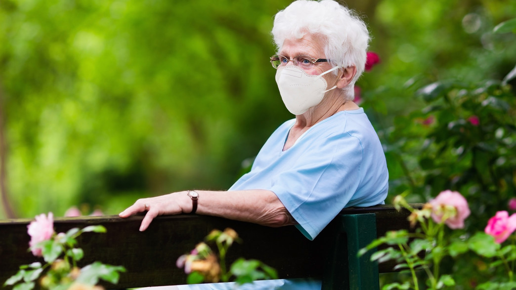 אישה מבוגרת עם מסכה אישה מבוגרת עם מסכה