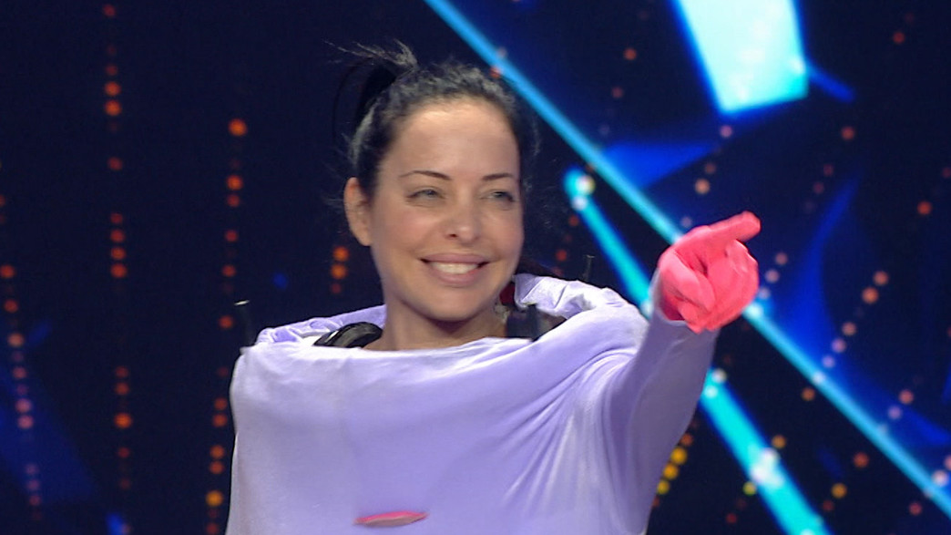 נחשף: זו המפורסמת מתחת לתחפושת הפטריה