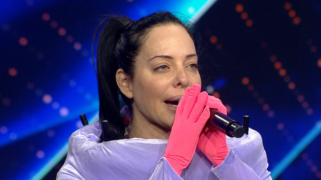 נחשף: זו המפורסמת מתחת לתחפושת הפטריה נחשף: זו המפורסמת מתחת לתחפושת הפטריה