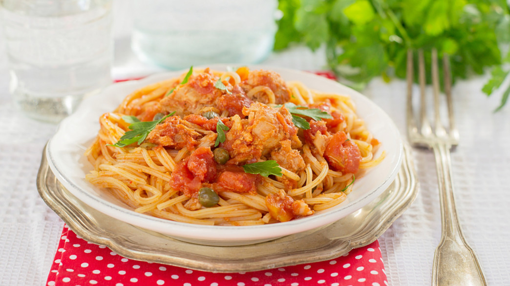 פסטה סיציליאנית עם עגבניות, טונה וצלפים