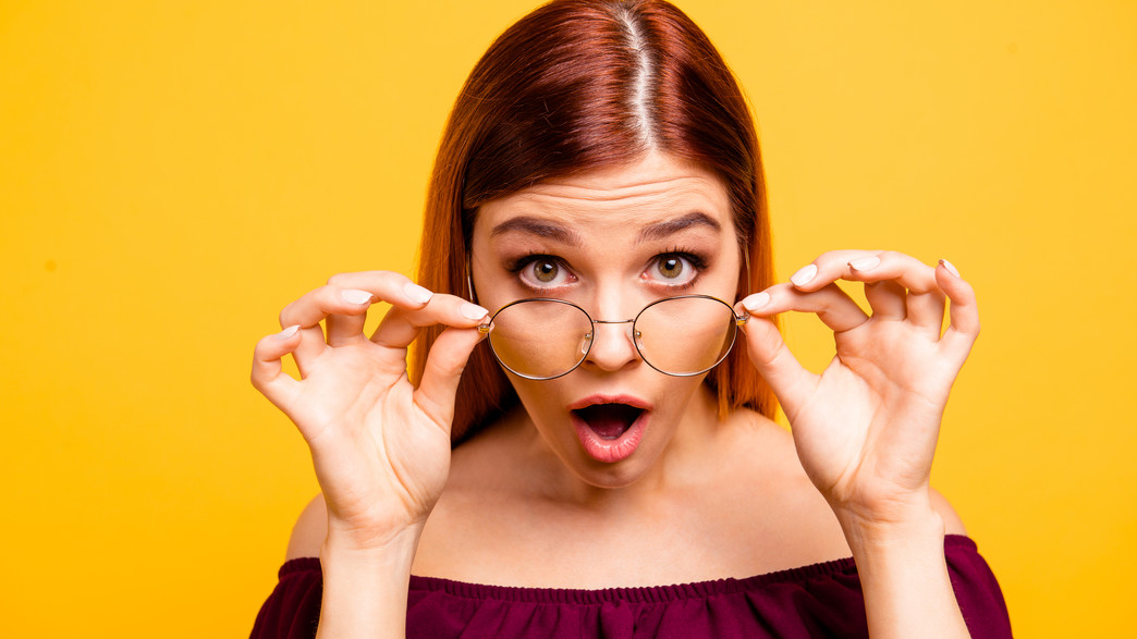 בחורה מופתעת עם משקפיים
