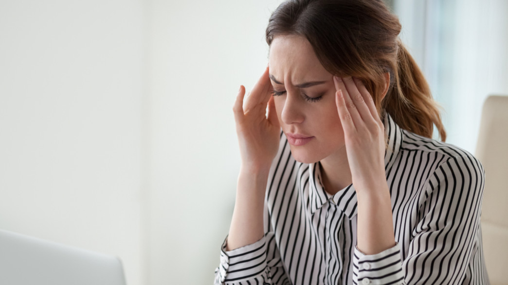 כאב ראש, הנגאובר במשרד (צילום: By fizkes, shutterstock)