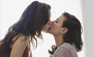 לסביות מתנשקות (צילום: Rawpixel.com Shutterstock)