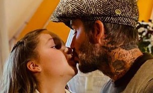 דיוויד בקהאם והארפר מתנשקים (צילום: צילום מסך מתוך האינסטגרם של ויקטוריה בקהאם, instagram)