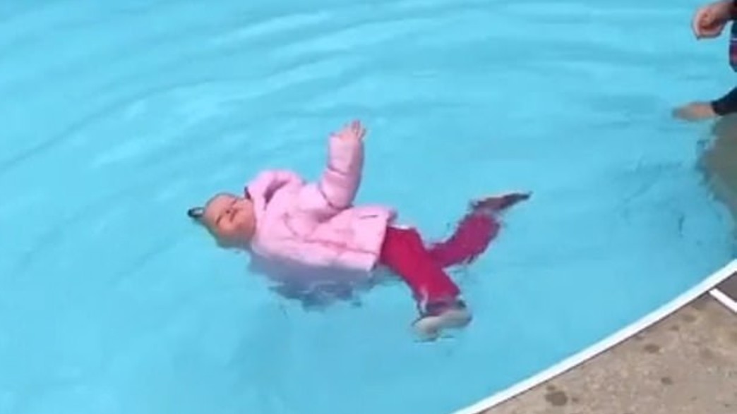 תינוקת בבריכה