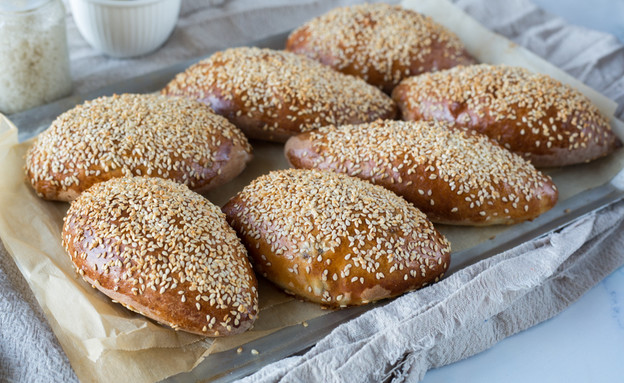 לחמניות יוגורט וזיתים על מגש לחמניות יוגורט וזיתים על מגש