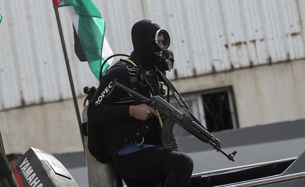 צוללן פלסטיני חמוש (צילום: SAID KHATIB/AFP, GettyImages)