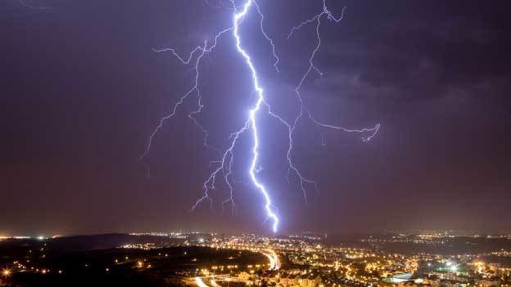 ברקים, רעמים - וגשם כמעט ללא הפסקה