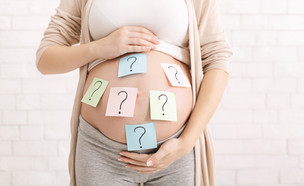 אישה בהריון סטיקרים על הבטן שמות ילדים (צילום: By Prostock-studio, shutterstock)
