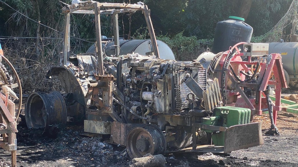 הטרקטור שהוצת בקיבוץ גינוסר בניסיון לסחוט פרוטקשן