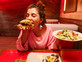 אישה אוכלת הרבה (צילום: khrystyna boiko, shutterstock)
