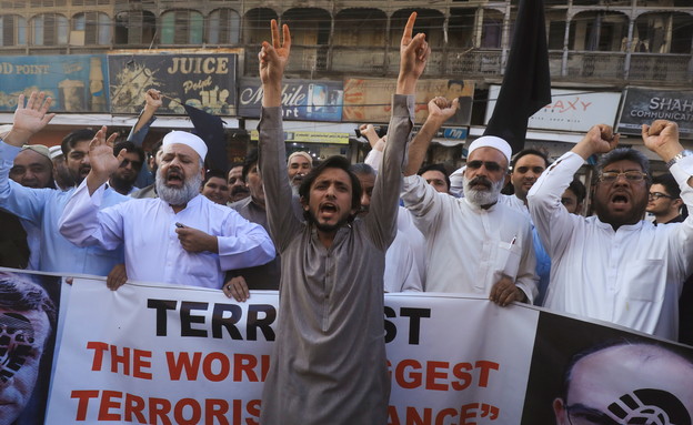 מפגינים בפקיסטן נגד עמנואל מקרון (צילום: Fayaz Aziz, רויטרס)