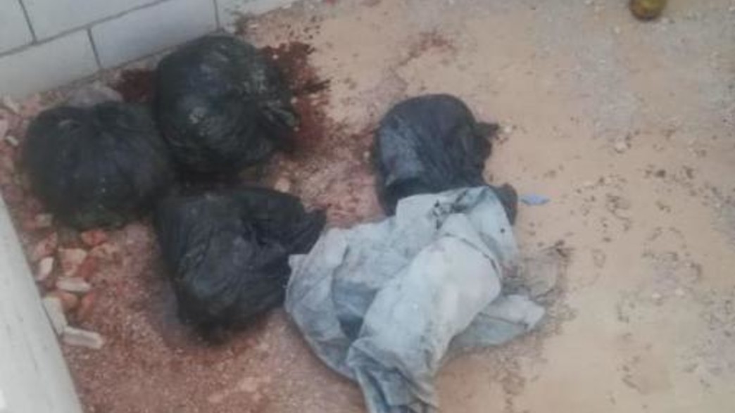 גבר ביתר את גופת אשתו לעיני ילדיו