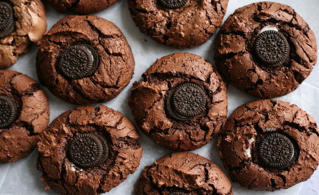 עוגיות שוקולד פאדג' עם מיני אוראו  (צילום: קרן אגם, אוכל טוב)