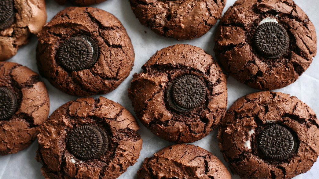 עוגיות שוקולד פאדג' עם מיני אוראו עוגיות שוקולד פאדג' עם מיני אוראו