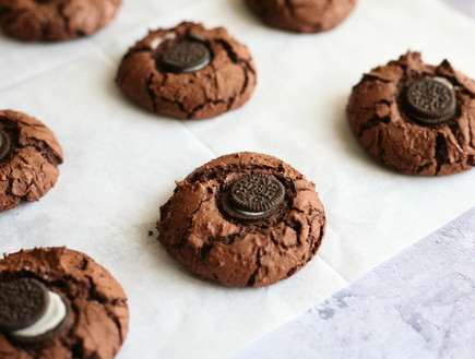 עוגיות שוקולד פאדג' עם מיני אוראו בתבנית