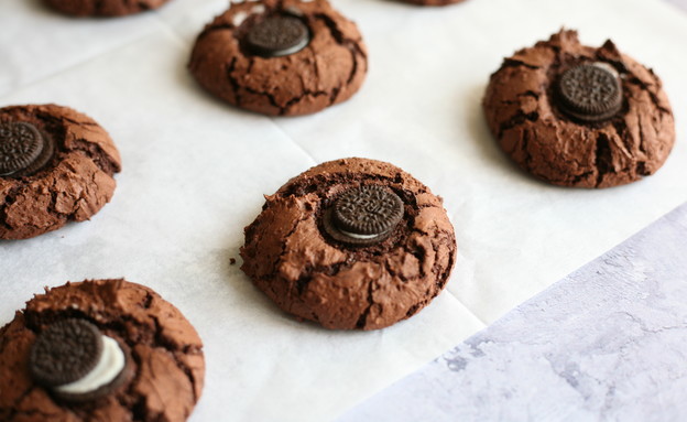 עוגיות שוקולד פאדג' עם מיני אוראו בתבנית עוגיות שוקולד פאדג' עם מיני אוראו בתבנית